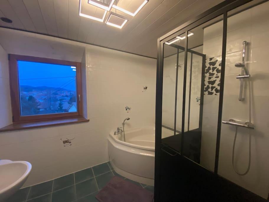 Logement Dans Maison + Exterieur Orchamps-Vennes Exteriör bild